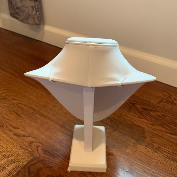 Accessory bust - Picture 4 of 4